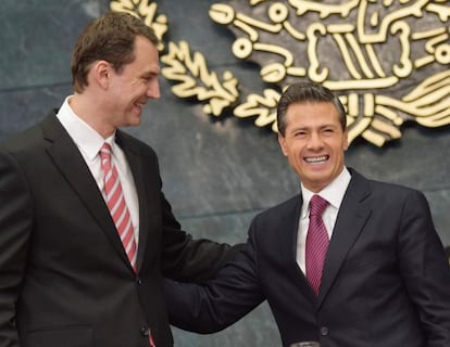 Enrique Pe&ntilde;a Nieto, junto al director general de Grupo Modelo