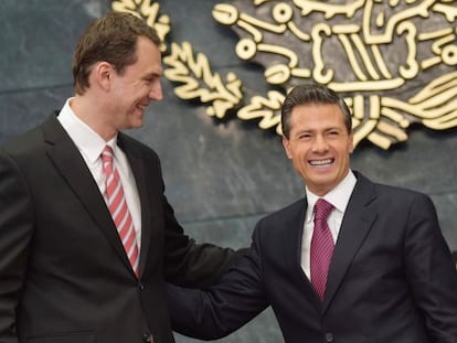 Enrique Pe&ntilde;a Nieto, junto al director general de Grupo Modelo