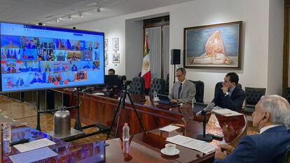 López Obrador y, a su derecha, el ministro de Hacienda, Arturo Herrera, durante una conferencia del G-20. 