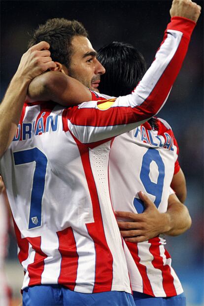 Adrián y Falcao se abrazan tras un gol.