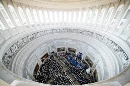 Los invitados a la toma de posesin toman asiento en la Rotonda del Capitolio antes de la llegada de Donald Trump.