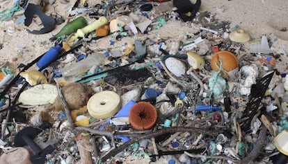 Basura acumulada en la arena de la isla Henderson, en 2015.