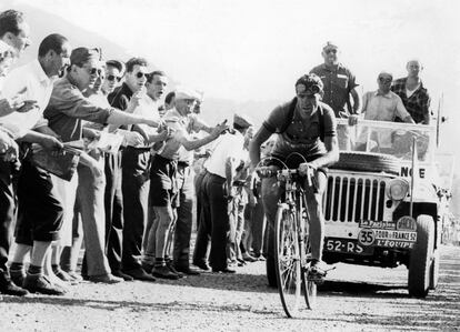 Bernardo Ruiz, tercer clasificado en la general del Tour de Francia, durante una ascensión de la undécima etapa de la carrera, disputada entre Le Bourg d´Oisans y Sestrières, en julio de 1952.
