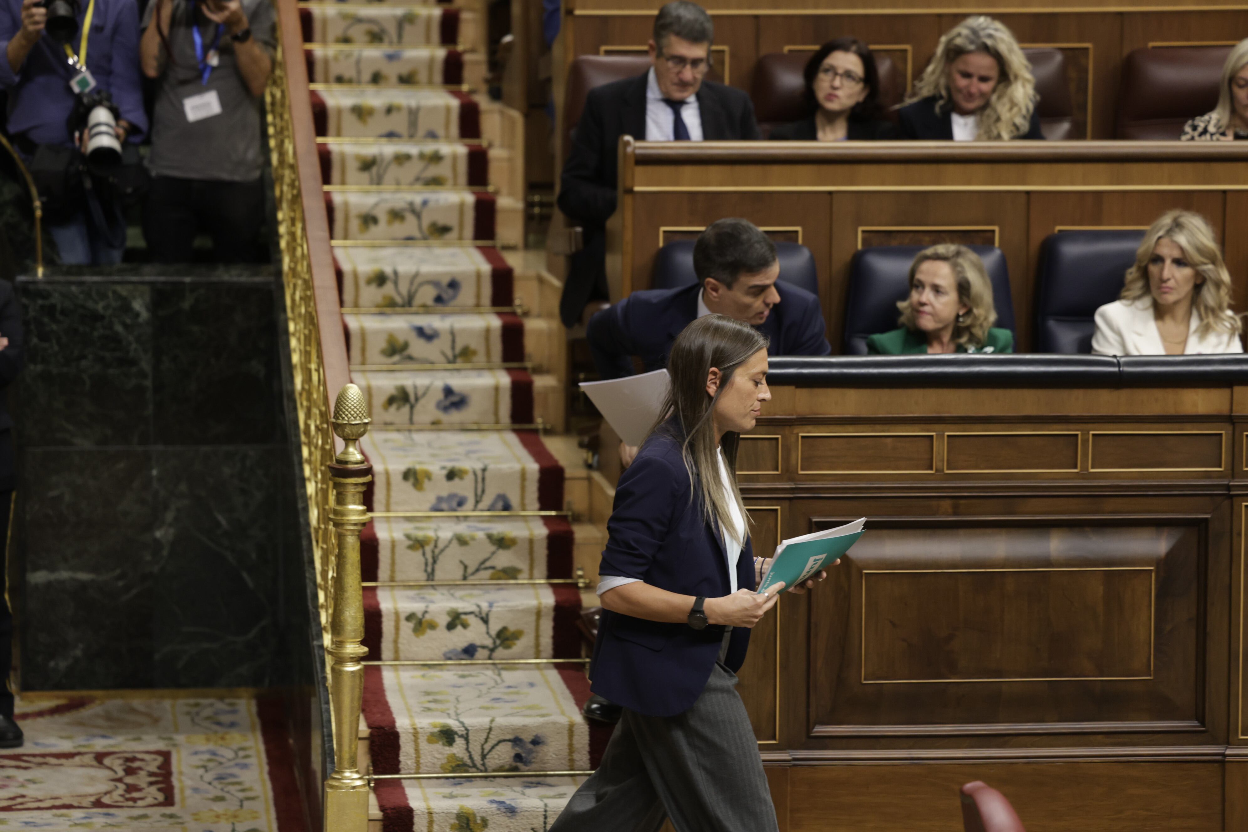 Míriam Nogueras, portavoz de Junts en el Congreso, se dirige a su escaño tras dar la réplica al discurso de investidura de Pedro Sánchez.