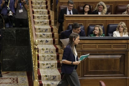 Míriam Nogueras, portavoz de Junts en el Congreso, se dirige a su escaño tras dar la réplica al discurso de investidura de Pedro Sánchez.