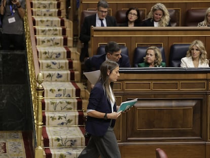 La portavoz de Junts en el Congreso, Míriam Nogueras, pasa por delante del escaño de Pedro Sánchez en un momento del debate de este miércoles en el Congreso.