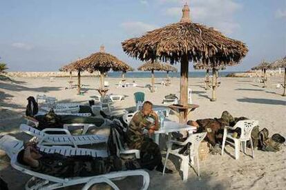 En las playas libanesas ya sólo quedan soldados, después del éxodo masivo de refugiados tras la inclemente ofensiva israelí.