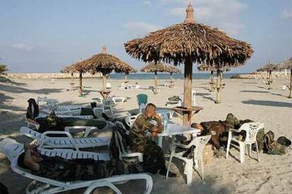 En las playas libanesas ya sólo quedan soldados, después del éxodo masivo de refugiados tras la inclemente ofensiva israelí.