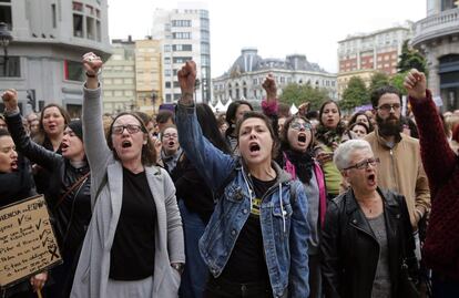 Manifestación en Oviedo en protesta por la sentencia del juicio de La Manada al grito de "Yo sí te creo" o "Todos somos la víctima". 