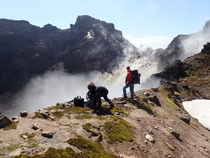 Dos científicos en el cráter de un volcán de la isla Bellinghausen, en las Sandwich del Sur.