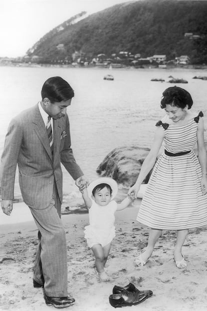 La familia real japonesa en 1961: Akihito, la princesa Michiko y su hijo, el actual emperador de Japón, Naruhito, que en la imagen tenía solo un año y medio.