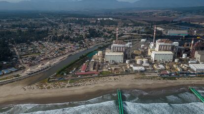 Vista aérea de Puerto Ventanas, donde se encuentran ubicadas las plantas termoeléctricas de carbón. Estas instalaciones se encuentran muy cerca de las viviendas de los habitantes de la Bahía de Ventanas, generando preocupación en la comunidad local.