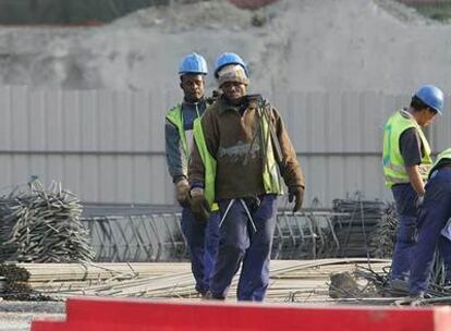 Trabajadores inmigrantes en las obras de reforma de la M-30.