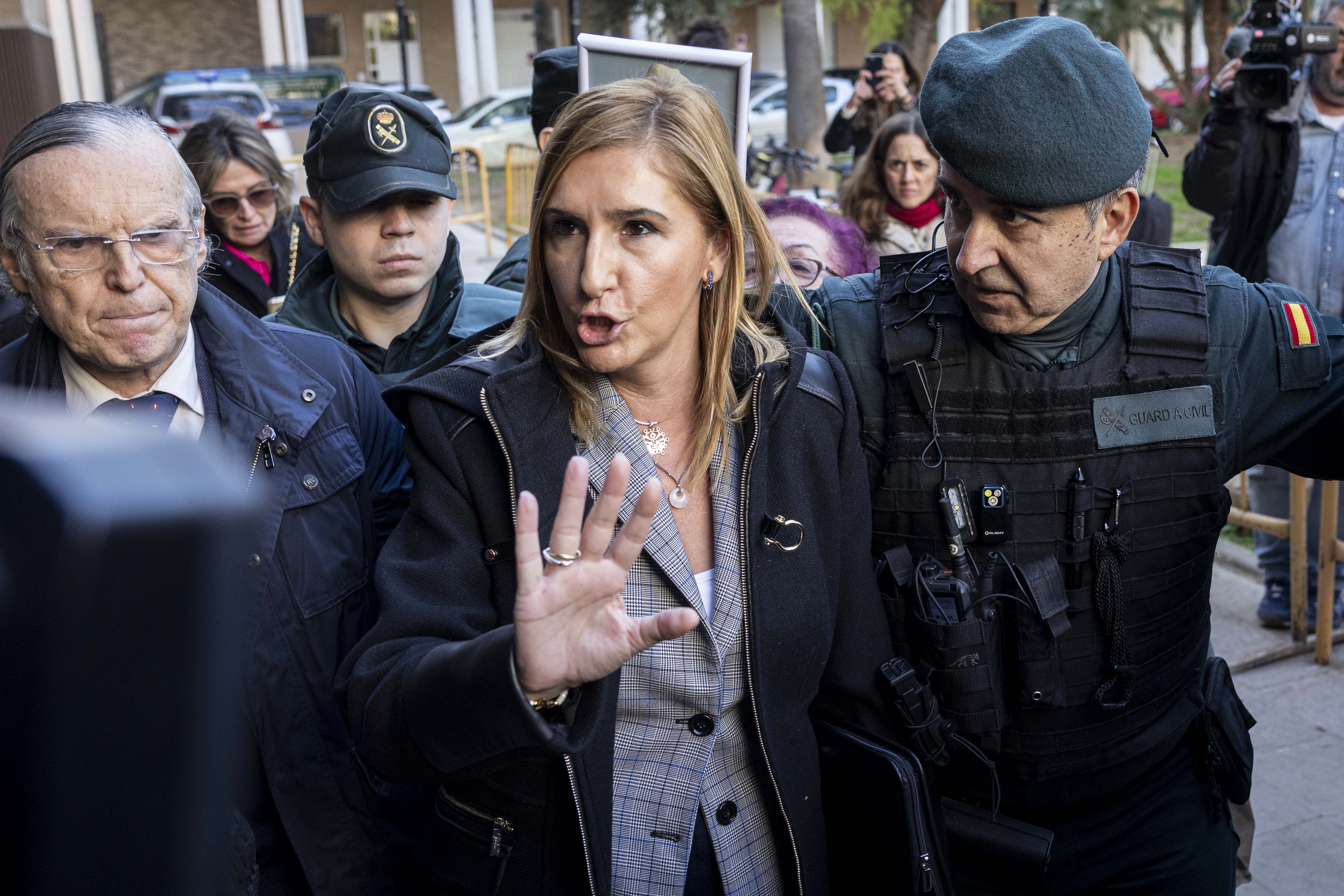 La exconsejera de Justicia i Interior de la Generalitat Valenciana Salomé Pradas (d), a su salida de los juzgados de Catarroja, a 12 de enero de 2026.