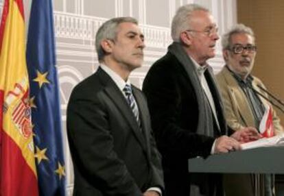 Los representantes de IU, José Antonio García Rubio (d), secretario federal de Economía; Cayo Lara (c), coordinador general, y Gaspar Llamazares, portavoz de la coalición en el Congreso de los Diputados. EFE/Archivo