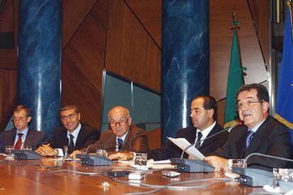 De izquierda a derecha, el secretario general de los Demócratas de Izquierda, Piero Fassino; Alfonso Pecoraro, de Los Verdes; el líder de Refundación Comunista, Fausto Bertinotti; el ex fiscal Antonio di Pietro, y Romano Prodi.