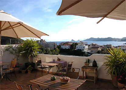 Terraza hacia el Mediterráneo en el hotel Al Sur, en Calabardina (Murcia).