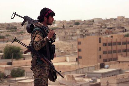 Un combatiente kurdo, a finales de abril en Siria.