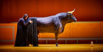 Angélica Liddell, durante la representación de la pieza 'Liebestod, el olor a sangre no se me quita de los ojos', sobre el torero Juan Belmonte.