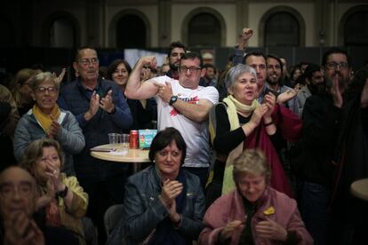 Seguidores de Esquerra celebran su victoria en Cataluña tras el escrutinio del 85 por ciento. 
