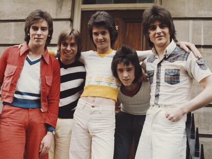 Los Bay City Rollers en 1974. De izquierda a derecha, Eric Faulkner, Derek Longmuir, Les Mckeown, Alan Longmuir y Stuart 'Woody' Wood.