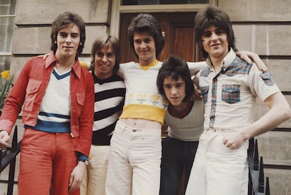 Los Bay City Rollers en 1974. De izquierda a derecha, Eric Faulkner, Derek Longmuir, Les Mckeown, Alan Longmuir y Stuart 'Woody' Wood.