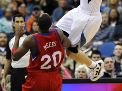 Ricky lanza a canasta en un encuentro ante los Sixers.