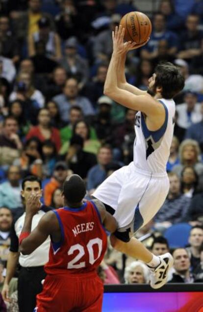 Ricky lanza a canasta en un encuentro ante los Sixers.