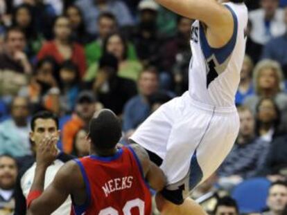 Ricky lanza a canasta en un encuentro ante los Sixers.