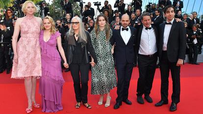 Gwendoline Christie, Elisabeth Moss, el director Jane Campion, David Dencik, el guionista Gerard Lee y el director Ariel Kleinman posan en el estreno de Top Of The Lake: China Girl.