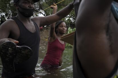 Varios coinciden en que las condiciones debajo del puente, al que la prensa tiene el acceso restringido, son “muy malas”. “Los americanos solo nos dan agua y pan”, dice uno. “¿Qué se va a hacer con agua y pan?”.