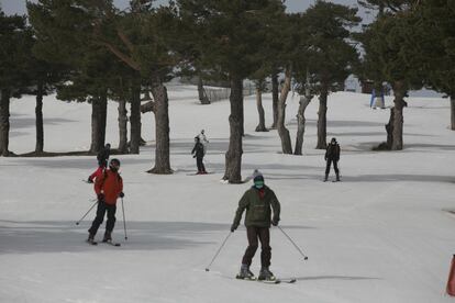 Las tres pistas que se clausurarán están situadas en la vertiente segoviana del Parque Nacional del Guadarrama. Son las de ‘Escaparate’, ‘Telégrafo’ y ‘El Bosque’, cuya concesión no ha renovado el Ministerio para la Transición Ecológica. El ministerio no las considera “viables” a causa del cambio climático, al tiempo que afirma querer reducir las aglomeraciones que se producen los fines de semana. Dejarán de funcionar el 3 de abril, cuando acaben los 25 años de permiso de explotación. En la imagen, esquiadores bajando el ‘Telégrafo’.