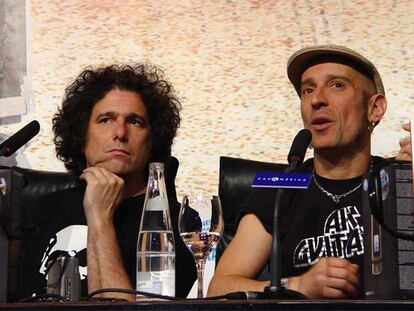 Ándrés Calamaro y Fito Cabrales, durante la rueda de presentación de la gira '2 son multitud'.