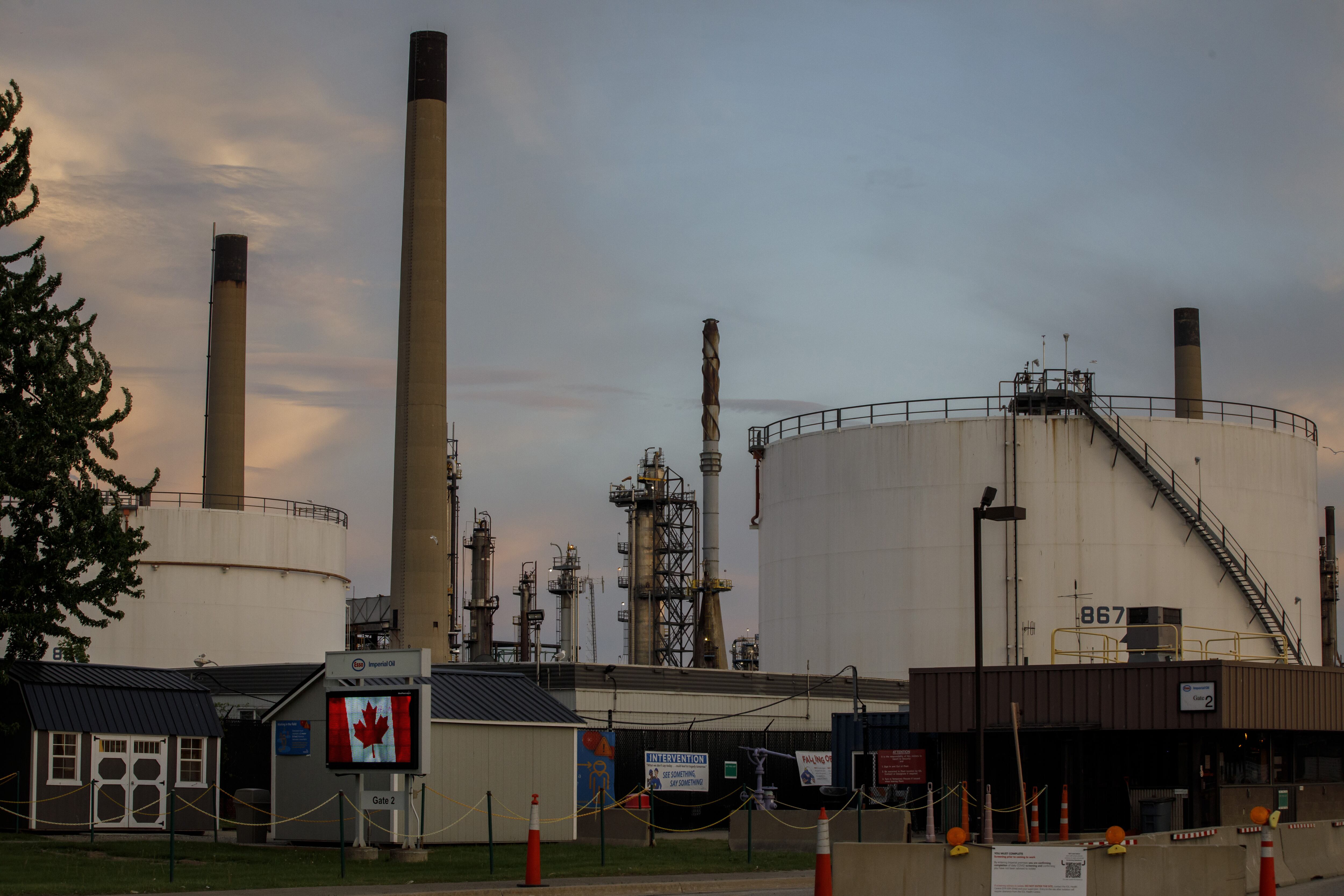 Una refinería de Imperial Oil Ltd. cerca del oleoducto de la Línea 5, de Enbridge, en Ontario, Canadá, en mayo de 2021.