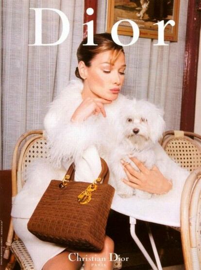 Imagen de la campaña del bolso Lady Dior, protagonizada por la modelo Carla Bruni.