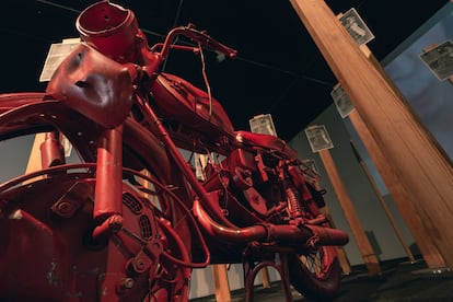 La moto de color rojo sangre de Francesc Torres de la exposición 'Food. La Utopia de la Proximitat', en Bòlit de Girona.