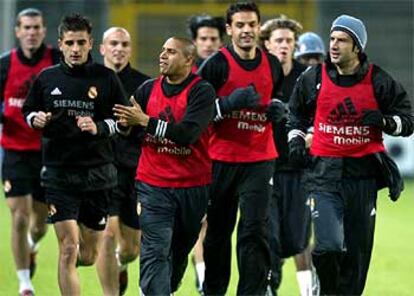 Los jugadores del Real Madrid, durante su entrenamiento de ayer en el campo del Borussia.