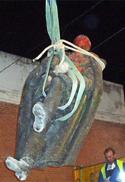 Un operario ayuda a la retirada de la estatua de Franco en Guadalajara.