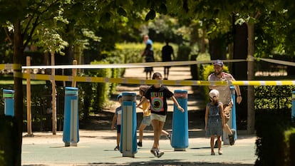 Una familia en el parque de El Retiro en Madrid.