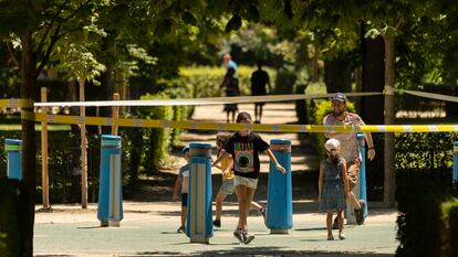 Una familia en el parque de El Retiro en Madrid.