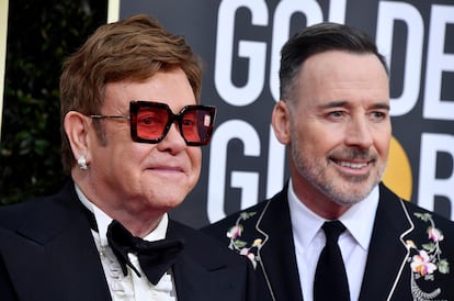 Elton John y David Furnish. El cantante confesó en su autobiografía Yo: Elton John que fueron dos ocasiones las que marcaron el distanciamiento con su madre, con la que estuvo años sin hablarse. La segunda fue cuando se casó con su pareja y padre de sus dos hijos, David Furnish, en 2014. La complicada relación con su suegra quizá fue el menor de los problemas que ha atravesado la pareja. La fama y adicciones de Elton han afectado también a su marido, así como su negativa en un primer momento a ampliar la familia. A pesar de todo llevan juntos más de dos décadas.