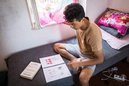 Zakhi, un joven afgano de 20 años, profesor de yoga de la ONG, en su habitación de Mitilene, en la isla de Lesbos, leyendo libros sobre la disciplina. Zakhi vive con otros instructores en una vivienda alquilada.