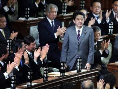 Shinzo Abe saluda entre los aplausos del Parlamento tras haber sido elegido nuevo primer ministro japonés.