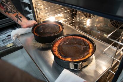 Dos tartas de queso recién salidas del horno en el nuevo local JonCake & Wines de Barcelona.