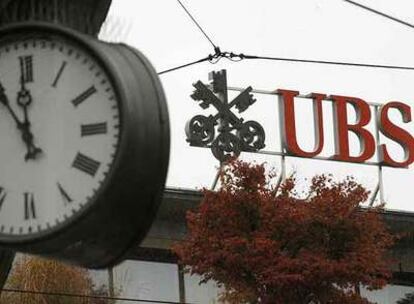 El logotipo de UBS en una oficina en Zúrich.