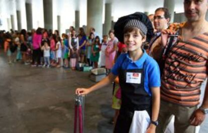 Álvaro hace cola para entrar al 'casting' de 'Masterchef junior'.