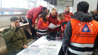 Miembros del Servicio de Emergencias participan en la búsqueda de un montañero desaparecido en el Gorbea (Bizkaia).