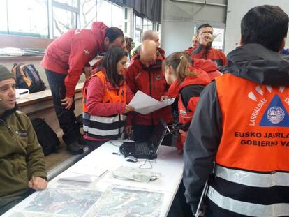 Miembros del Servicio de Emergencias participan en la b&uacute;squeda de un monta&ntilde;ero desaparecido en el Gorbea (Bizkaia).