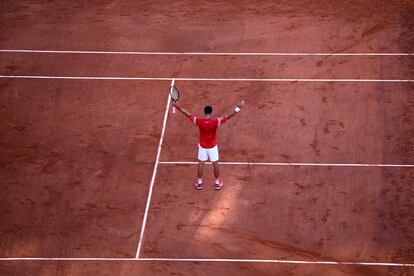 Djokovic celebra su triunfo contra Tsitsipas en la pista central de Roland Garros.