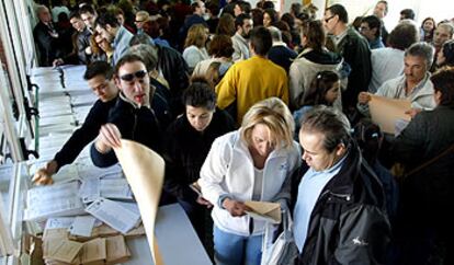 El colegio Madrid Sur, situado junto a la estación de tren de El Pozo, el día de las elecciones.